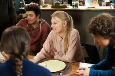 Comment la petite amie du protagoniste s'appelle-t-elle, dès la saison 3 ?