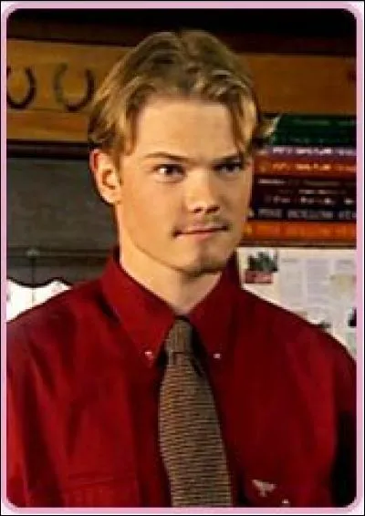 Dans l'épisode 9, le nouveau directeur, Andrew Regnery a quel lien de parenté avec Max ?