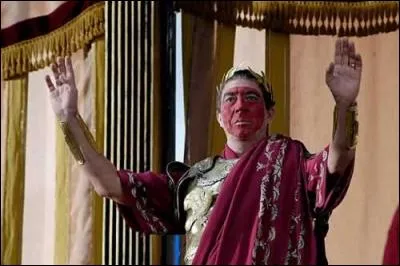 Suétone, historien romain nous dit, que ce grand personnage célèbre " était le mari de toutes les femmes et la femme de tous les maris" : qui est-il ?