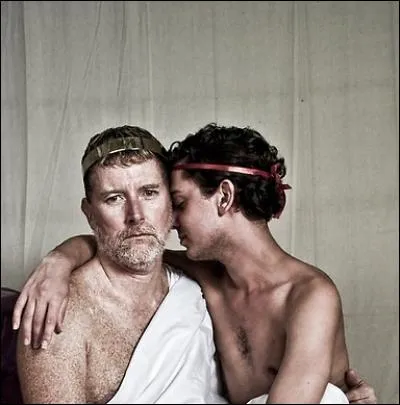 Il n'a que 16 ans lorsque l'empereur Hadrien le remarque, pour devenir la grande passion de sa vie : qui est-il ?