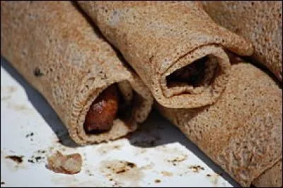 Traditionnellement, comment la galette est-elle dans la galette-saucisse ?