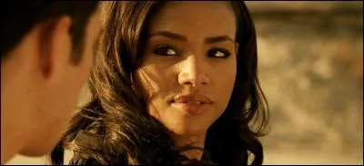 Comment s'appelle la petite-amie de Derek ?