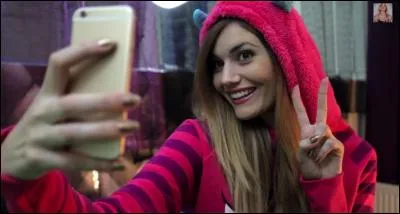 Selfie d'Andy ! Dans quelle vidéo peut-on voir Andy en train de faire un selfie ?