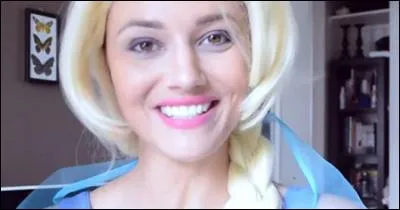 Andy, déguisée en reine des neiges ! Cette vidéo s'intitule...