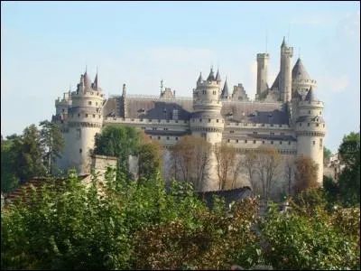 Dans quelle ville Jeanne d'Arc est-elle capturée par les Bourguigons le 23 mai 1430 ?