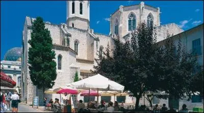 Je me souviens avoir visité cette ville qui abrite le musée Dali :