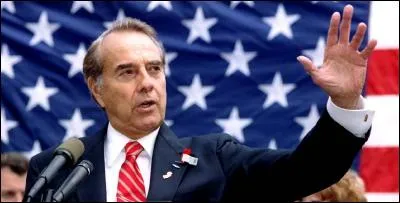 Choisi comme colistier de Ford sur le Ticket Républicain en 1976, battu, il échoue ensuite à devenir Président en 1996. De qui s'agit-il ?