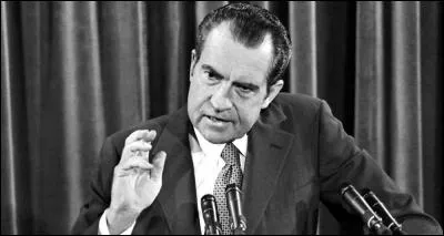 Vice-président sortant, il échoue à devenir Président en 1960. Il y parviendra en 1968. De qui s'agit-il ?