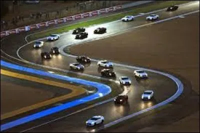 Cette bonne aime les courses et en plus elle glasse Le Mans.