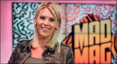 La présentatrice de l'émission est accompagnée d'une équipe ; comment s'appelle la blonde de l'équipe ?