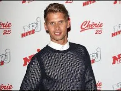 Elle est aussi accompagnée de deux garçons ; comment s'appelle le garçon blond ?