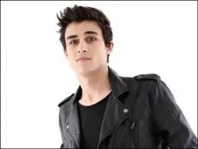 Comment s'appelle le second garçon ?