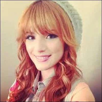 Qui est cette personne qui joue dans "Shake It Up" ?