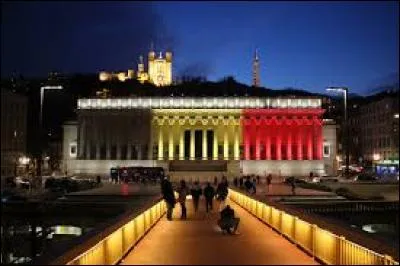 Vrai ou faux ? La tour Eiffel ne s'est pas illuminée aux couleurs de la Belgique, contrairement à plusieurs pays.