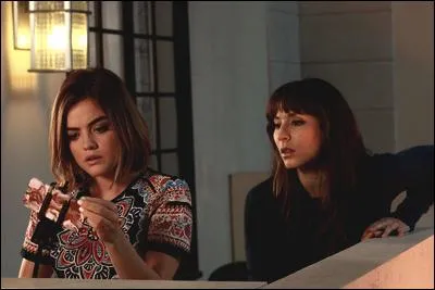 Épisode 15 : Que découvrent Spencer et Aria dans la chambre d'hôtel de Sara Harvey ?