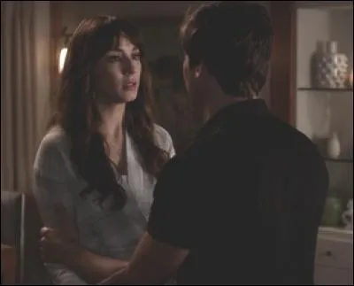 Qu'est-ce que fait Caleb pour Spencer ?