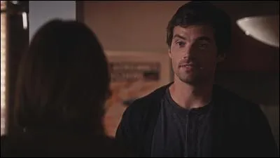 Qu'est-ce que propose Ezra à Aria ?