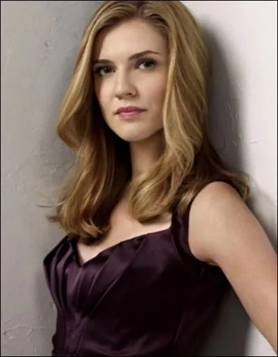 Qui est la tante d'Elena ?