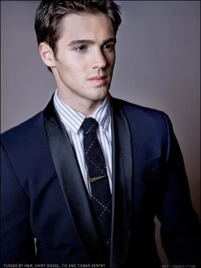 Comment s'appelle le frère d'Elena ?