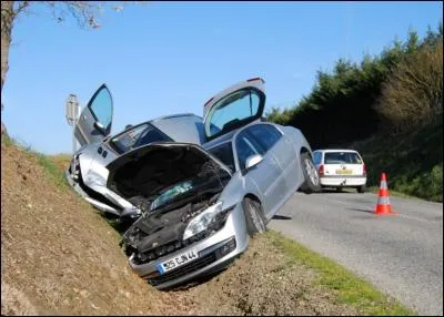 Le véhicule devant moi vient d'avoir un accident, je dois :