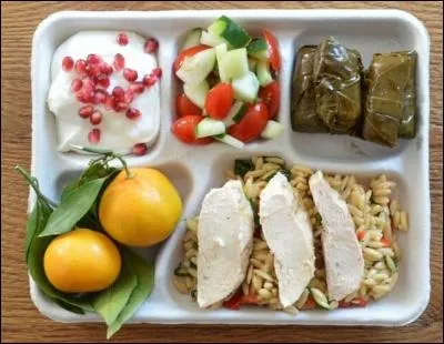 Les petits filets de poulets (du bas à droite) sont posés sur de l'orzo... Vous savez donc où sommes, n'est-ce pas ?