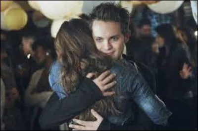 Qui sort avec Adam au début de la série ?