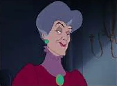 Comment est traitée Cendrillon par sa belle-mère ?