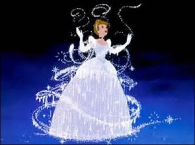 Qui transforme Cendrillon avant le bal ?