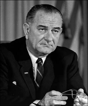 Sénateur du Texas depuis 1949, il brigue l'investiture démocrate en 1960, sans succès. Devenu vice-président, puis président en 1963, il est réélu en 1964. De qui s'agit-il ?