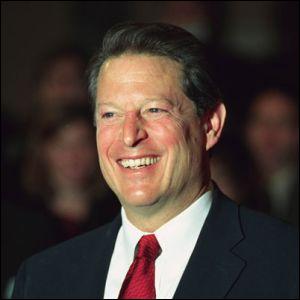 Candidat malheureux aux primaires de 1988, il devient ensuite vice-président en 1992. Il est le candidat démocrate aux élections de 2000 où il est battu de peu par G.W. Bush. De qui s'agit-il ?