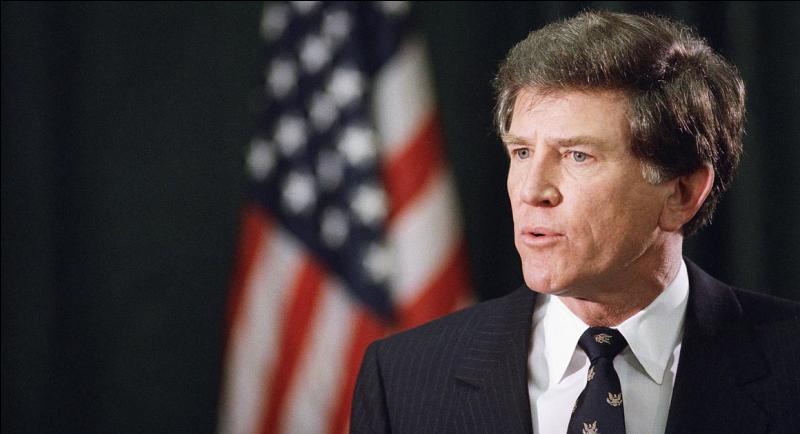 Alors sénateur du Colorado, représentant un courant centriste du Parti Démocrate, il échoue à la primaire de 1984. A nouveau candidat et favori en 1988, il se retire à la suite d'un scandale sur sa vie privée. De qui s'agit-il ?