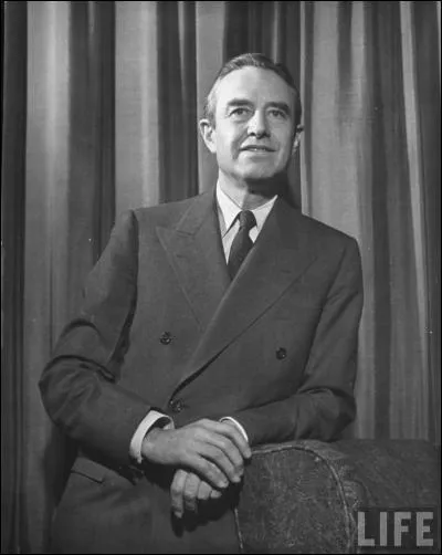 Après avoir joué un rôle international important auprès de Roosevelt et de Truman, il est candidat sans succès à l'investiture démocrate en 1952 et en 1956. Il occupe à nouveau des fonctions diplomatiques auprès de Kennedy et de Johnson. De qui s'agit-il ?