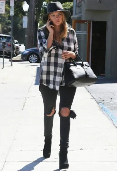 Quelle taille fait Ashley Benson ?