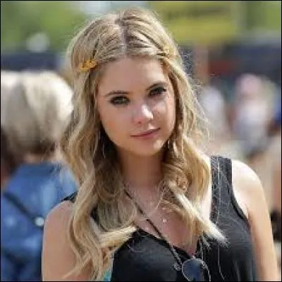 Jusqu'à quel âge Ashley Benson a-t-elle été scolarisée ?