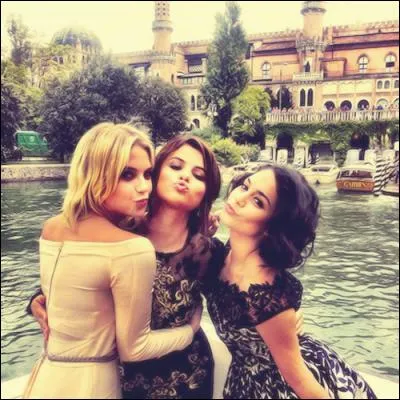 Dans quel film Ashley Benson donne-t-elle la réplique à Selena Gomez et Vanessa Hudgens ?