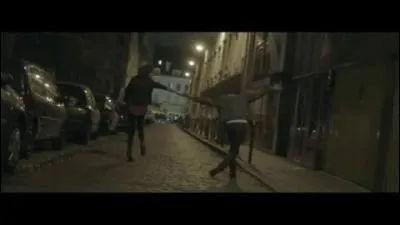 Termine la phrase : "Est-ce qu'on fait semblant de vivre, semblant de s'aimer ... ?"