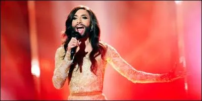 Comment s'appelle la chanteuse travestie qui a gagn&eacute; le concours r&eacute;cemment ?