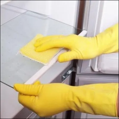 Nettoyant pour réfrigérateur > 2 cuil. à soupe de bicarbonate dans un bol d'eau, le jus d'un demi-citron et 5 gouttes d'huile essentielle de citron. Que manque-t-il à cette recette ?