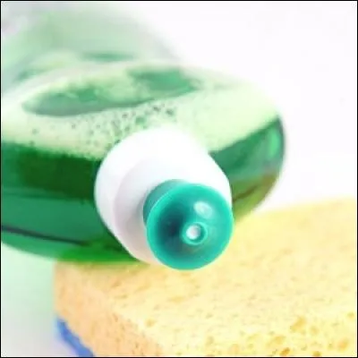Liquide vaisselle > Encore plus simple ! 3 citrons coupés, 200 g de gros sel, 1 verre de vinaigre et 4 verres d'eau. Mixer. Faire bouillir et filtrer. Mais quel vinaigre utiliser ?