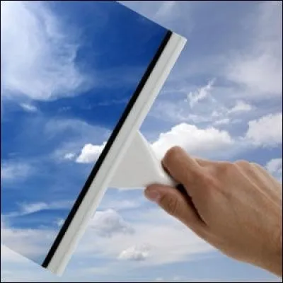 Vitres > Là, vous avez le choix, toujours avec une base de vinaigre blanc : soit savon liquide, soit liquide vaisselle, soit huile d'arbre à thé. Que manque-t-il tout de même à ces recettes ?