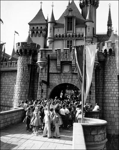 Pour les enfants, ce premier parc à thèmes les fera rêver. Il est situé dans la ville d'Anaheim, en Californie, aux États-Unis et a été inauguré le 17 juillet 1955. C'est...