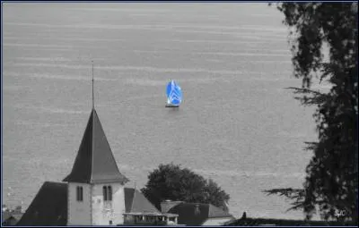 De qui sont les paroles "Elle ne croyait plus au ciel ni au silence des églises" ?