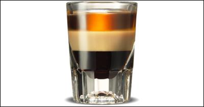 Le B-52 est un cocktail composé en proportions égales de kahlua (liqueur de café), de baileys (crème de whisky) et de cointreau (liqueur d'oranges douces et amères), nommé en hommage au bombardier B-52. Quel est l'ingrédient qui se trouve au-dessus ?