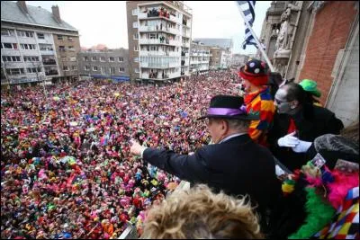 Durant le carnaval de Dunkerque, la masse compacte et colorée réclame son dû au passage devant l'hôtel de ville. Mais que jette-t-il ainsi aux carnavaleux ?