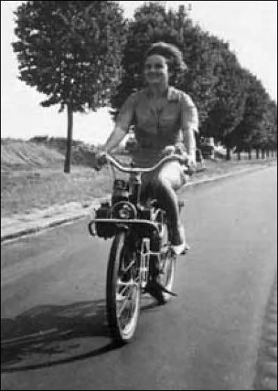 Comment s'appelle cette série télévisée (1963) montrant cette jeune infirmière, sur son Vélo Solex type 2200 noir, cherchant son fiancé disparu ?