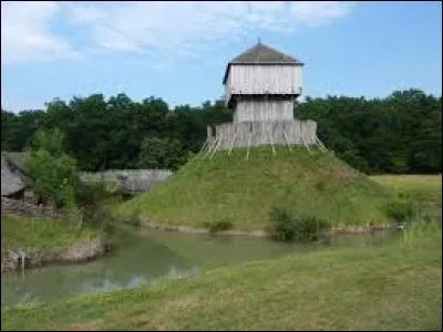 Quel est le nom de la fortification de terre présentée sur l'image ?