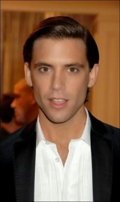 Quand Mika a les cheveux lisses, il dit qu'il a les cheveux :