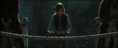 Comment s'appelle la chanson que les pirates chantent au début de "Pirates des Caraibes 3" ?