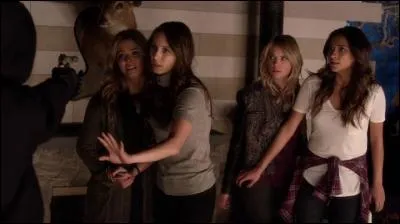 Qui est le harceleur dans le premier épisode de la saison 5 ?