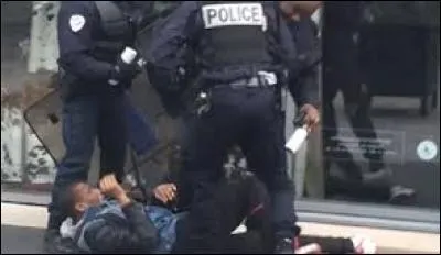 Vrai ou faux ? Lors d'une manifestation devant son lycée, le lycée Bergson (Paris), un élève de Seconde a été frappé par un policier.